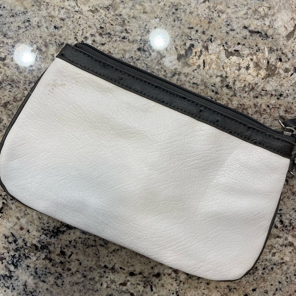 Guess Wristlet Small Leopard Interior - Picture 4 of 6